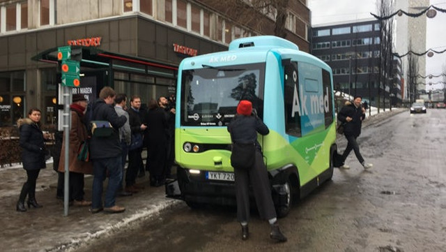 Xem xe bus tự lái chạy trên đường phố Stockholm