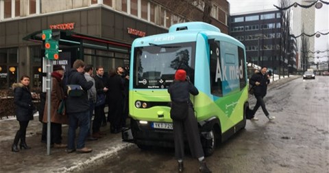 Xem xe bus tự lái chạy trên đường phố Stockholm