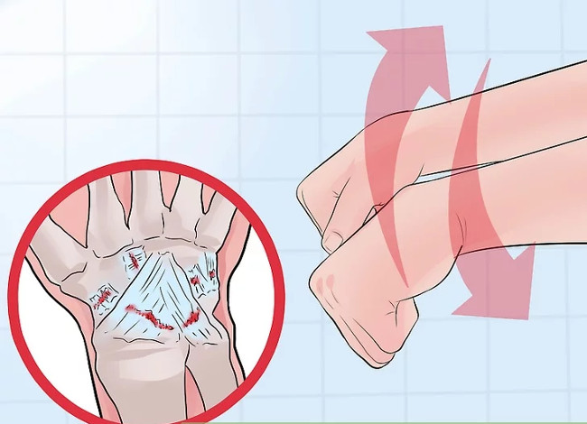 Thử cử động cổ tay và đánh giá