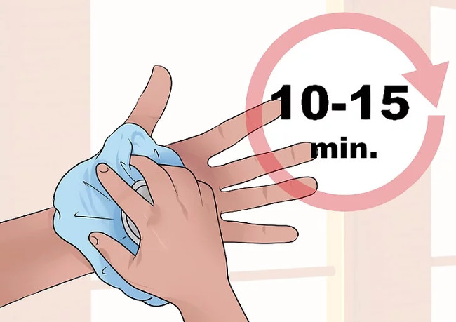 Chườm đá và quan sát phản ứng