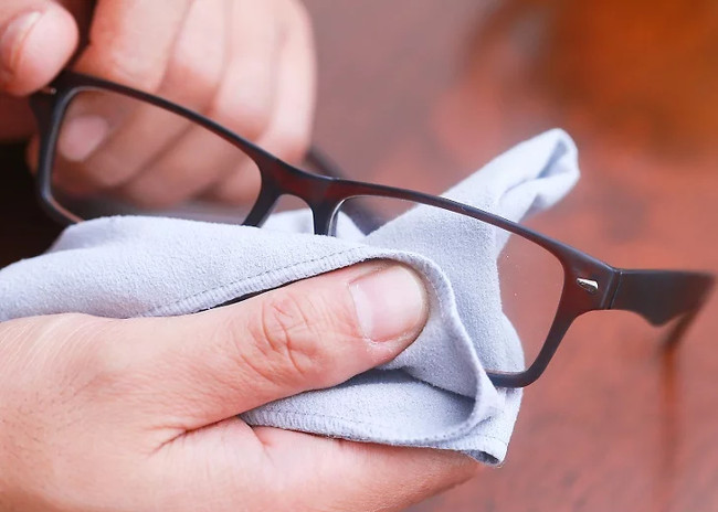 Lau bề mặt tròng kính để xác định chính xác vị trí các vết xước