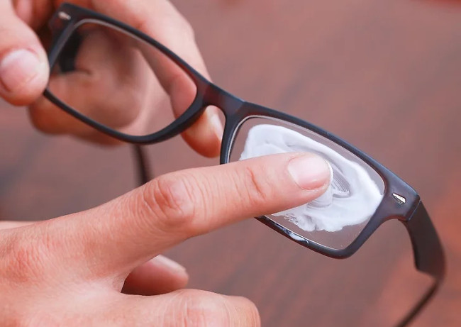 Thoa chất dùng để loại bỏ vết xước lên tròng kính