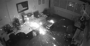 Laptop sạc qua đêm phát nổ thiêu cháy cả một góc văn phòng