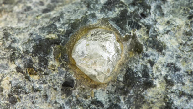 Kim cương chứa băng kỳ lạ chưa bao giờ nhìn thấy trong tự nhiên