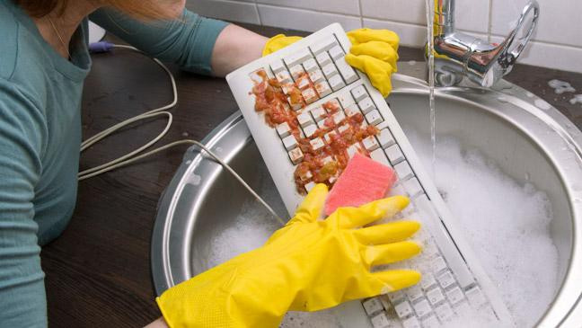 Khi nào cần lau chùi bàn phím