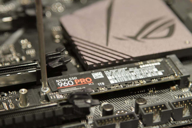 Vặn ổ SSD để gắn bo mạch chủ