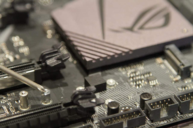 Bắt vít bo mạch chủ