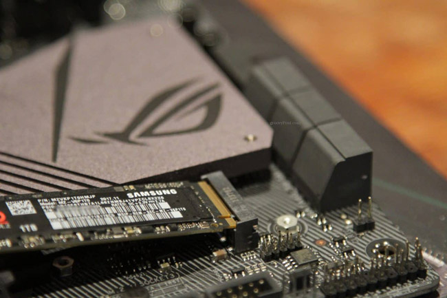 Đẩy ổ cứng vào khe M.2