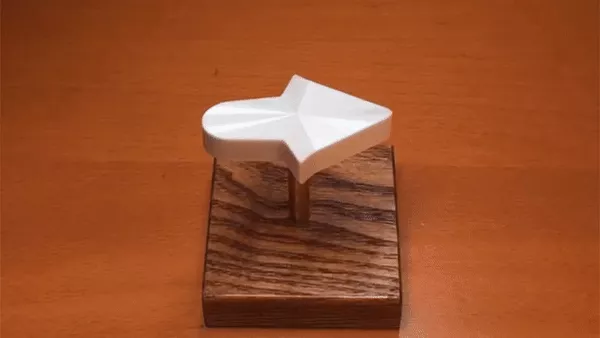 Dù xoay thế nào mũi vẫn chỉ sang phải