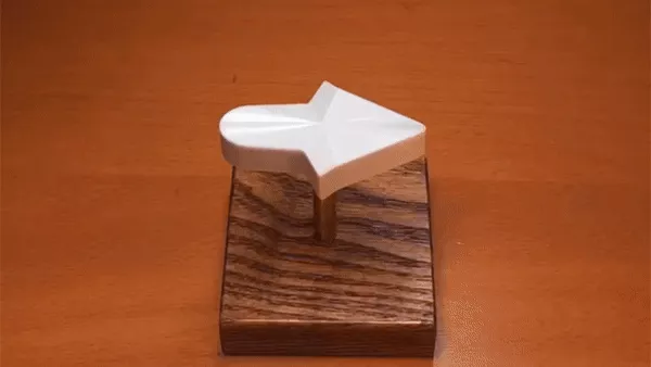 Dù xoay thế nào mũi vẫn chỉ sang phải