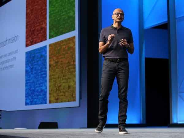 Satya Nadella giám đốc Microsoft