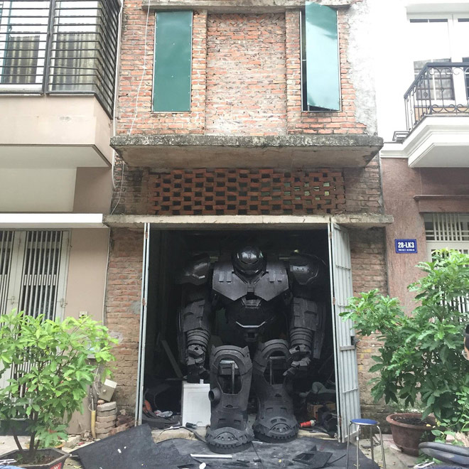 Bộ giáp khổng lồ cao chạm trần nhà