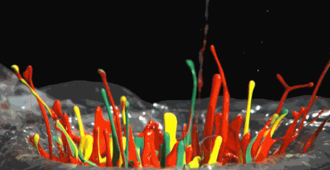 Vẻ đẹp mê hồn của những giọt sơn đầy màu sắc nhảy múa trên bề mặt của chiếc loa thùng khi quay chậm