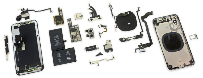 Rất khó khăn để có thể tháo hết đồ trong smartphone ra thế này