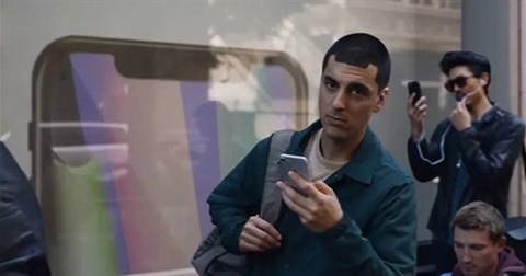 Quảng cáo mới của Samsung chế giễu vụ làm chậm iPhone của Apple