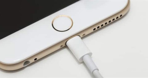 Tận dụng dòng suối nhỏ, anh chàng này đã tự chế bộ sạc pin cho iPhone của mình