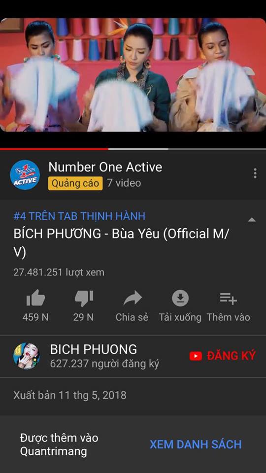 Bạn nhấp vào xem danh sách phát phía dưới màn hình 