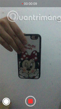 Thả điện thoại từ trên xuống dưới trước gương