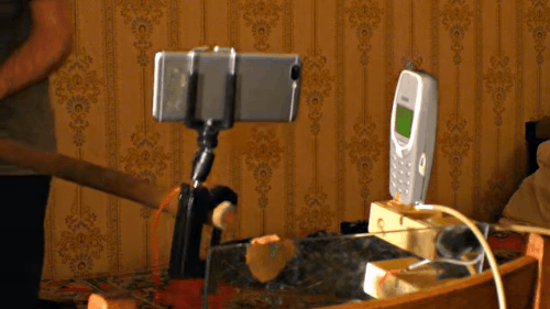 Anh chàng còn sử dụng hẳn cả một chiếc samrtphone khác để thực hiện thí nghiệm này