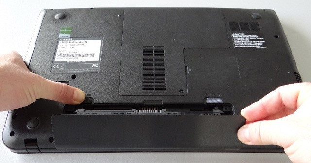 Tiếp tục cắm dây sạc vào để máy sạc đầy 100% pin