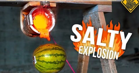 Điều gì sẽ xảy ra khi đổ muối nóng chảy vào trong dưa hấu và dưa vàng?