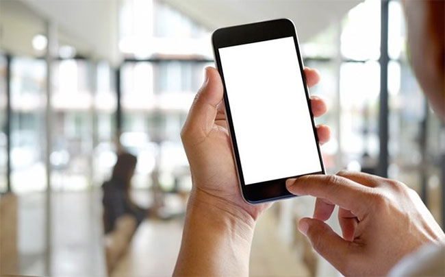 Chỉ cần chạm iPhone nhẹ vào cửa khách sạn hay máy thanh toán thì ứng dụng tương ứng sẽ tự kích hoạt