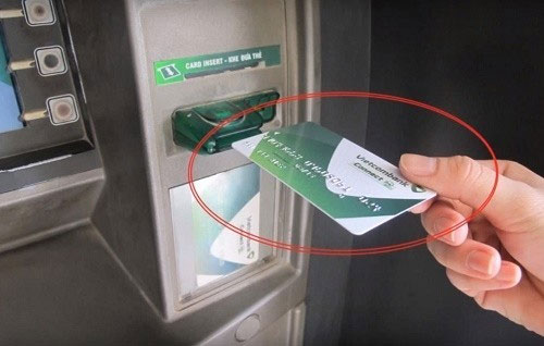 Kiểm tra tài khoản ngân hàng Vietcombank bằng cây ATM