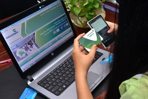 Kiểm tra số dư tài khoản Vietcombank online bằng ứng dụng trên điện thoại