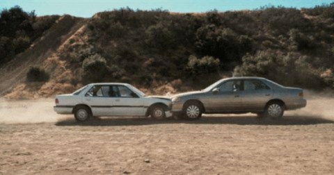 Mời xem video quay chậm cảnh hai chiếc xe ô tô lao trực diện vào nhau