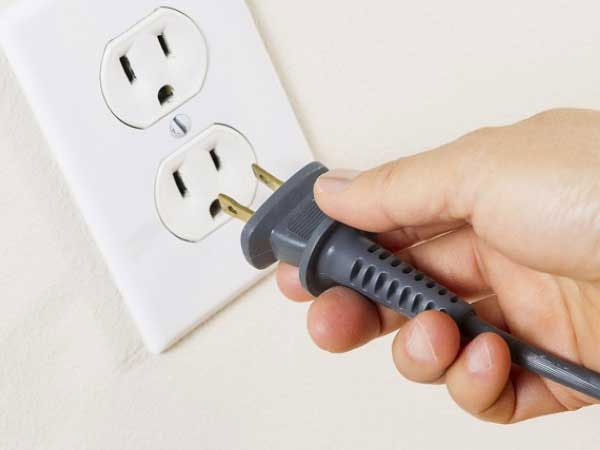 Ngắt nguồn điện kết nối với điều hòa