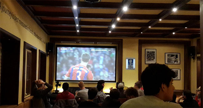 Độ sáng của máy chiếu xem bóng đá