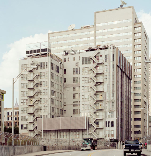 Điểm kết thúc của các tuyến cáp ngầm dưới đất là các trung tâm dữ liệu trong những tòa nhà biệt lập