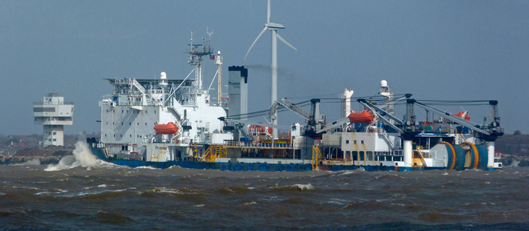 Các tàu rải cáp cỡ lớn đảm nhận nhiệm vụ xây dựng các tuyến cáp biển