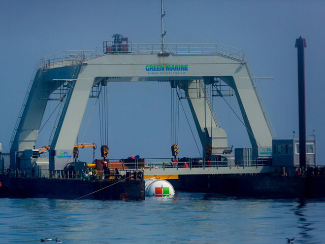 Khi đã vào vị trí và chìm một phần, nó sẽ được gắn vào tuyến cáp quang chạy từ Orkey và được khởi động