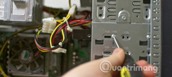 Lấy ổ cứng ra khỏi máy tính hỏng