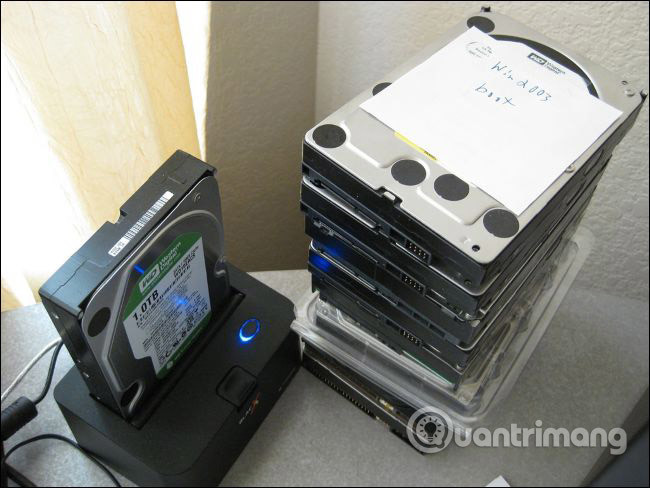 SATA hard drive docking station