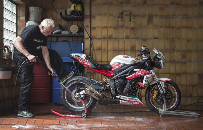 Không phun nước trực tiếp vào lỗ thoát ống bô, bugi