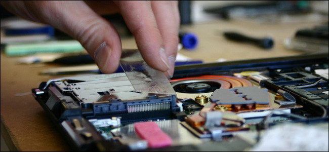 Thực hiện theo hướng dẫn để tháo laptop