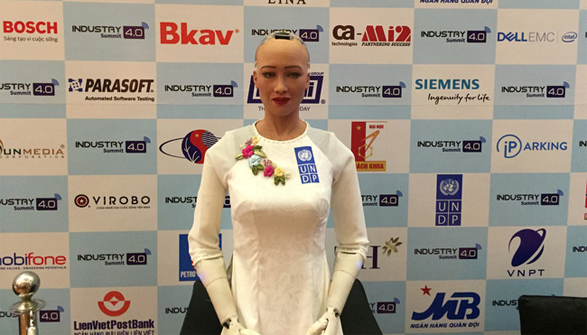 Robot Sophia trong trang phục áo dài truyền thống của Việt Nam