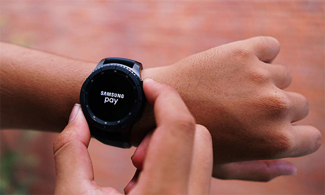 Nhấn giữ nút phía trên của Gear S3 để kích hoạt Samsung Pay