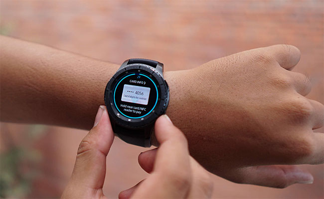 Đưa mặt đồng hồ đến khu vực quẹt thẻ trên máy POS 