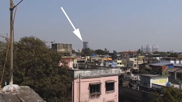 Tòa nhà bên kia thành phố