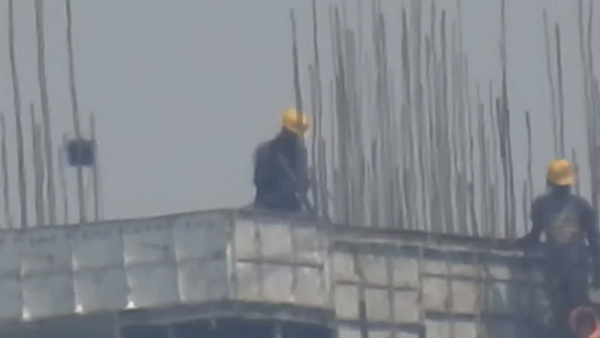 Những người công nhân xây dựng trên tòa nhà