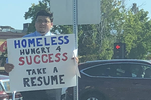 David với tấm biển xin việc