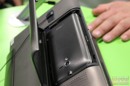 Dòng PadFone gồm một docking station dưới dạng tablet và một chiếc smartphone thông thường