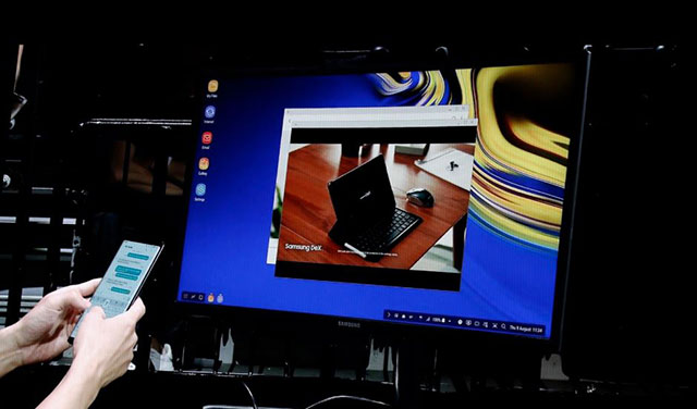 Có thể dùng điện thoại làm việc khác khi đang chiếu trên màn hình lớn