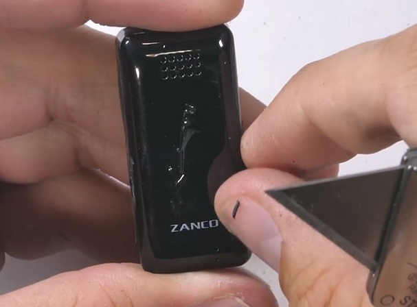 Thân máy dễ dàng bị cào xước