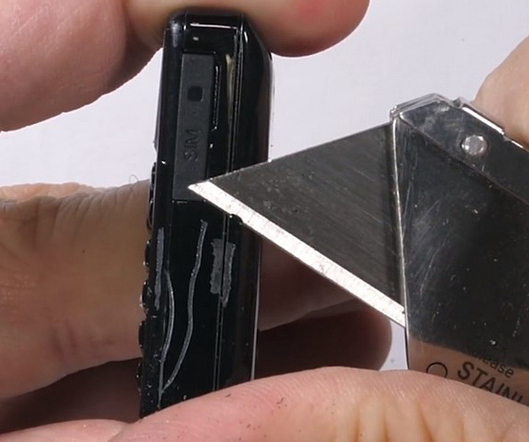 Cạnh máy dễ dàng bị cào xước