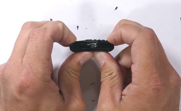 Kết cấu khung máy khá tốt nên việc bẻ cong khá khó khăn