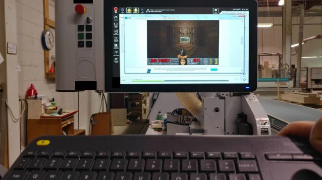 Doom trên máy cắt gỗ công nghiệp